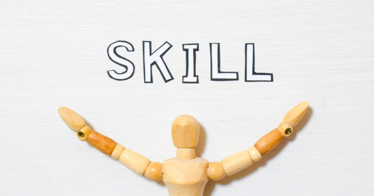 SKILLの文字と手を広げた人形